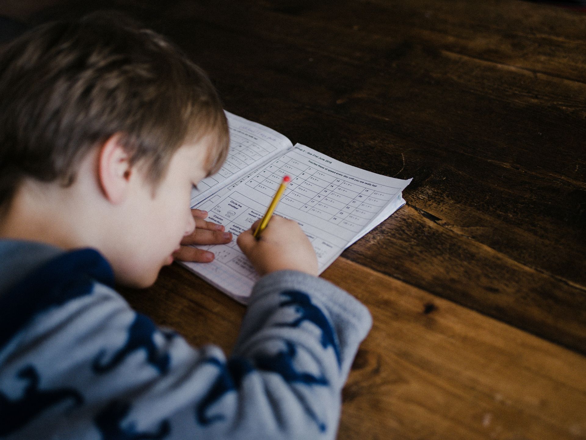 bambino che studia